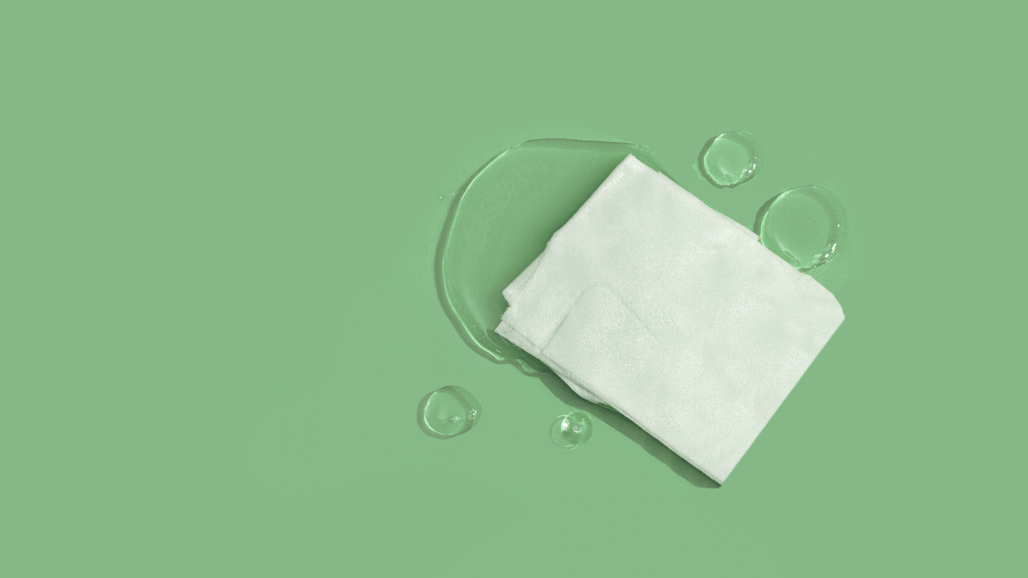 Retinolo: come funziona, a che età inserirlo nella skincare routine e quali sono i suoi benefici